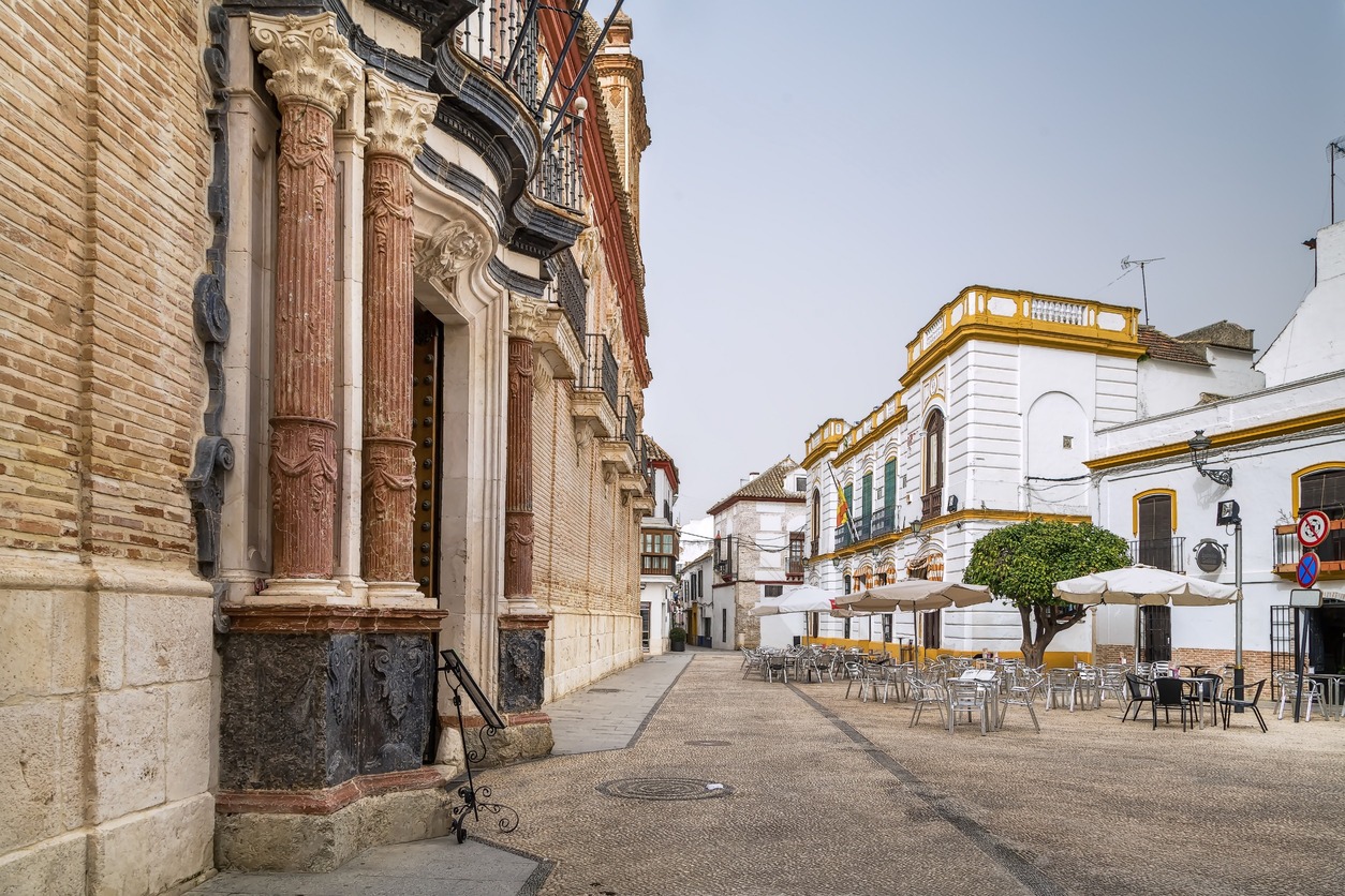 una terracita frente a un edificio historico en ecija